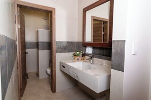 Double Room, 2 Double Beds | Bathroom - Hostería Pilpikuna (Mindo)