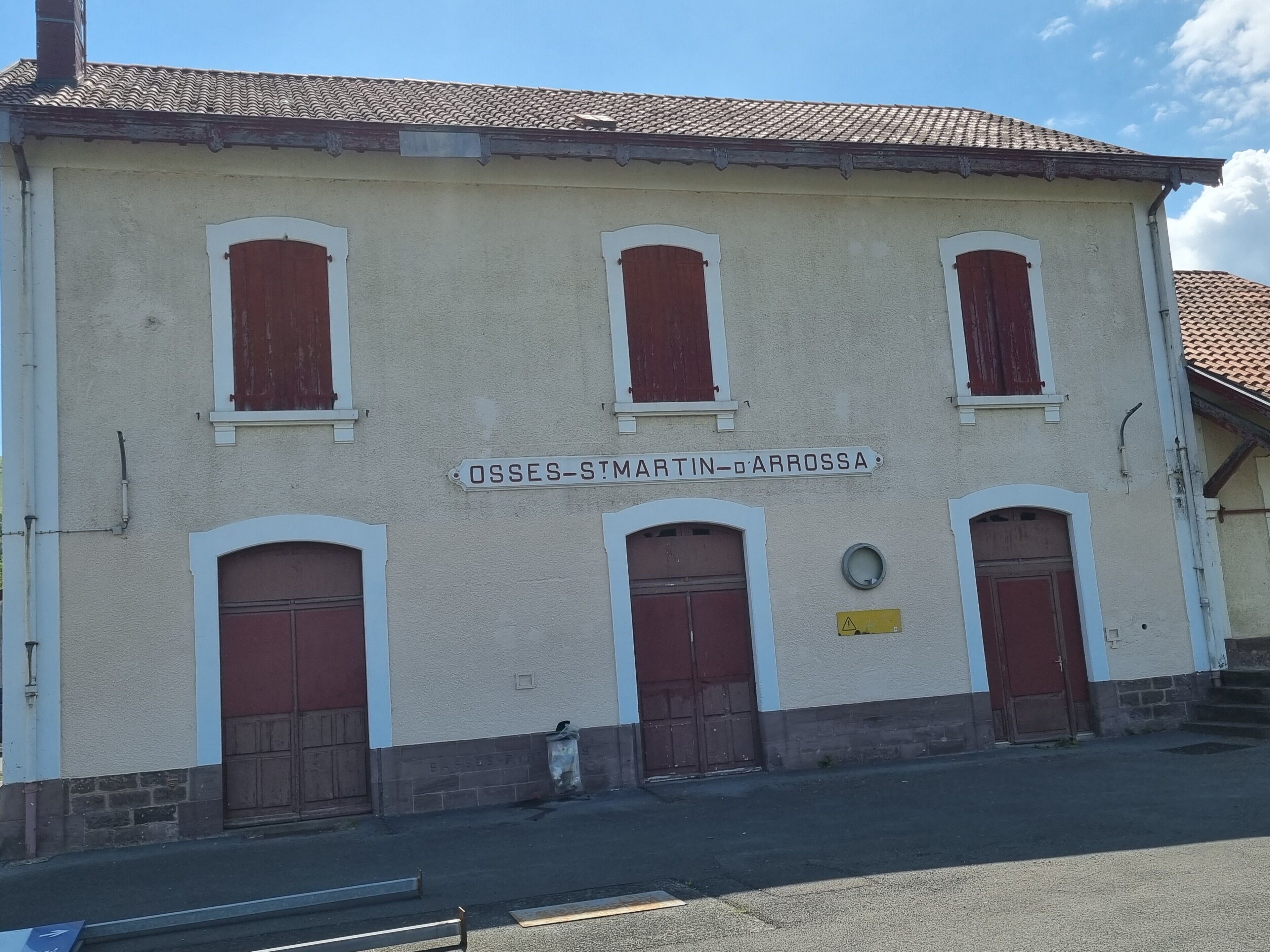 Een gebouw met een bord waarop 'OSSES-ST MARTIN-ARROSSA' staat.