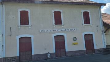 Een gebouw met een bord waarop 'OSSES-ST MARTIN-ARROSSA' staat.