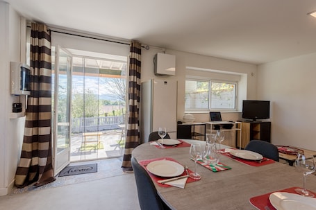 Dining. Cozy Cottage with Private Terrace, Mountain View & Wi-Fi in Saint-Martin-d'Arrossa