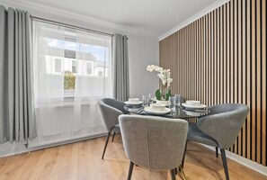 Dining - 2-Bed House Greenock - Free Street Parking - Close to Clyde Shipyard (Greenock)