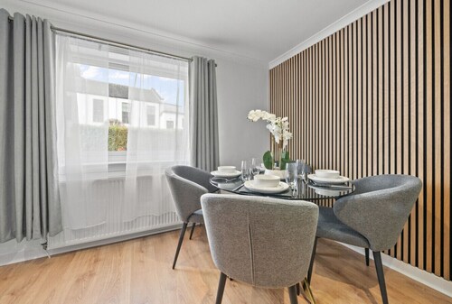 2-Bed House Greenock - Free Street Parking - Close to Clyde Shipyard