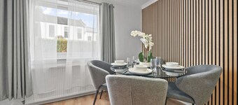 2-Bed House Greenock - Free Street Parking - Close to Clyde Shipyard