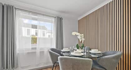 2-Bed House Greenock - Free Street Parking - Close to Clyde Shipyard