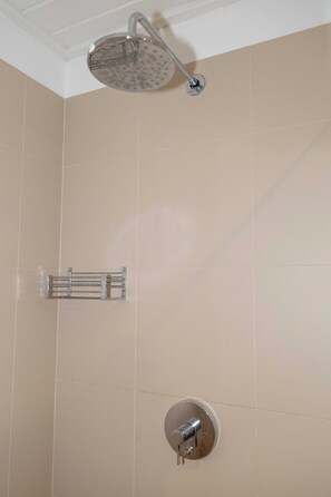 Haartrockner, Handtücher, Seife, Toilettenpapier