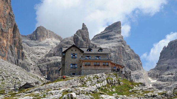 Unclassified image, 1 of 5, button