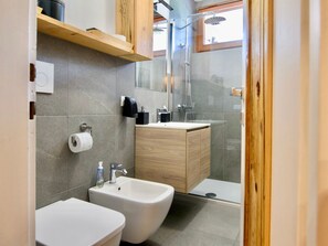 Bathroom - Vrbo Property (Madonna di Campiglio)