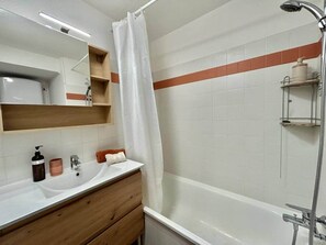 Secador de cabelo, toalhas de banho, sabonete, papel higiênico