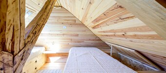 "Petit chalet chez Gaston" with Mountain View, Free Wi-Fi, and Air Conditioning