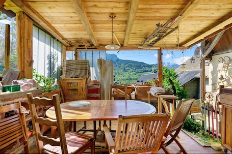 Restauration extérieure. « Petit chalet chez Gaston » avec vue sur la montagne, Wi-Fi gratuit et climatisation
