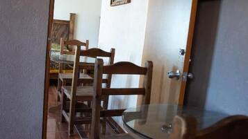 Dobbelt- eller tomannsrom – basic, hageutsikt | Spiseområde