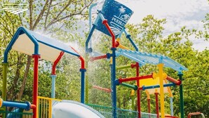 Un espace de jeux aquatiques avec des toboggans et un panneau indiquant l’hôtel Del Lago.