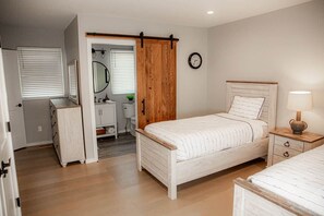 2 bedrooms, iron/ironing board, WiFi, bed sheets - The Fisherman's Cottage (Lower Township)