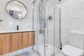 Bathroom - Vrbo Property (Porto)