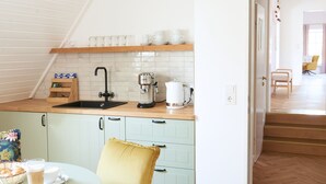 Suite – deluxe, havneutsikt | Oppholdsområde | Flatskjerm-TV