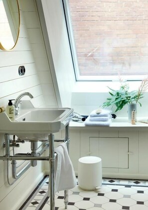 Produtos de toalete grátis, secador de cabelo, toalhas de banho 