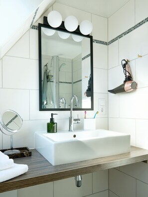 Bathroom - Hotel Five Rooms (Leer (Ostfriesland))