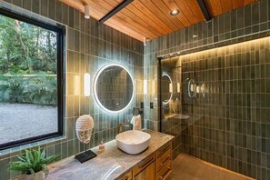 Douche, sèche-cheveux, serviettes fournies, savon
