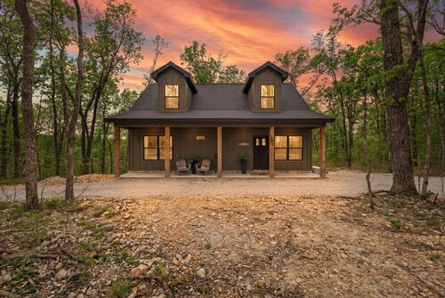 The Rainbow Trout Cabin, 3-bedroom/2 bath , Dog-friendly, Firepit, Secluded