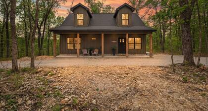 The Rainbow Trout Cabin, 3-bedroom/2 bath , Dog-friendly, Firepit, Secluded