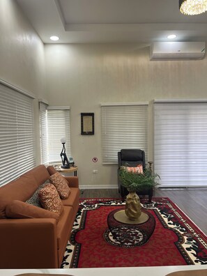 Living area - Lovely 2-bedroom house with AC in tranquil Montego Bay (Montego Bay)