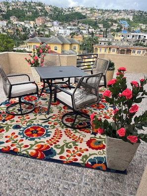 Outdoor dining - Lovely 2-bedroom house with AC in tranquil Montego Bay (Montego Bay)