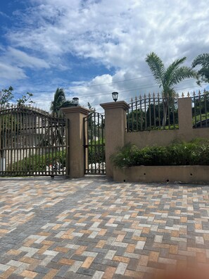 Property grounds - Lovely 2-bedroom house with AC in tranquil Montego Bay (Montego Bay)