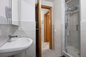 Shower, hair dryer, towels - Apartment 'Al Palazzo Del Principe Al Massimo' with Wi-Fi and Air Conditioning (Palermo)