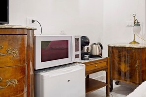 A compact kitchenette with a microwave, coffee maker, and a small refrigerator. - Apartment 'Al Palazzo Del Principe Al Massimo' with Wi-Fi and Air Conditioning (Palermo)