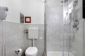 Shower, hair dryer, towels - Apartment 'Al Palazzo Del Principe Al Massimo' with Wi-Fi and Air Conditioning (Palermo)