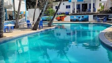 Una piscina al aire libre