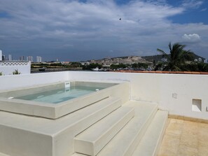 Outdoor spa tub - Hotel Voilá Pedregal By Huespedia (Cartagena de Indias)
