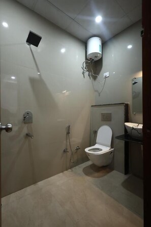 Familierom, byutsikt | Bad