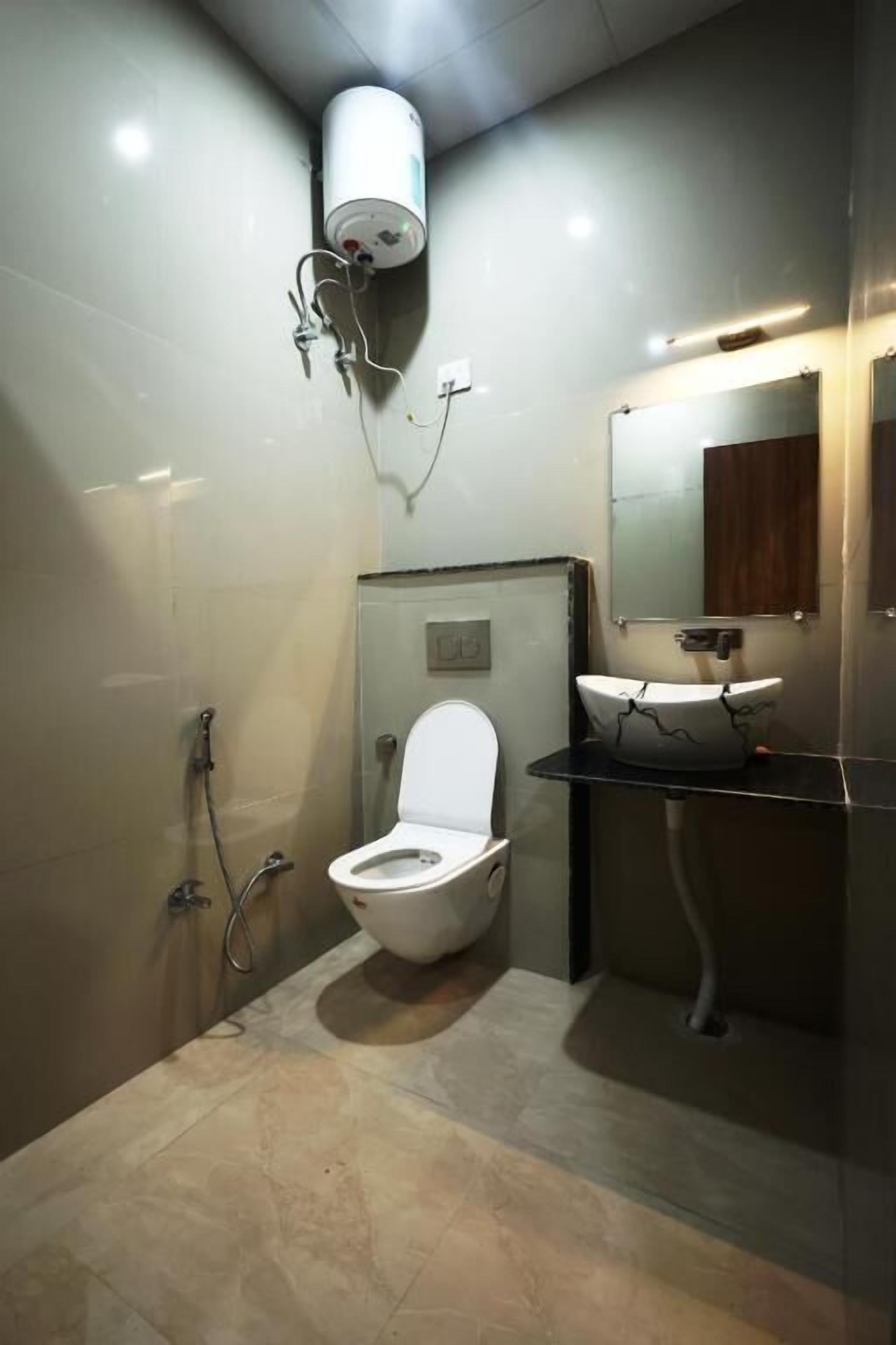 Family Room, City View | Bathroom