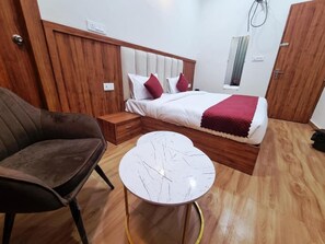 Blackout drapes, soundproofing, iron/ironing board, free WiFi - Hotel Om Divine (Vrindavan)