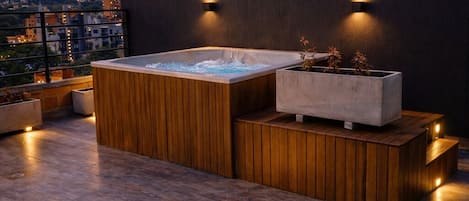 Outdoor spa tub