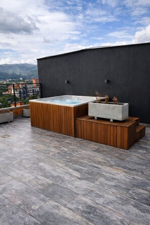 Outdoor spa tub - Luxury Loft AC /Jacuzzi, Gym & steam bath Laureles (Medellín)