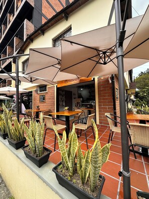 Outdoor dining - Vrbo Property (Medellín)