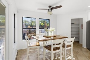 Dining - Heated Pool, Hot Tub & Huge Backyard. Spacious Family Getaway 20 Minutes from DT (San Antonio)