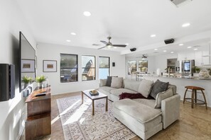 Living area - Heated Pool, Hot Tub & Huge Backyard. Spacious Family Getaway 20 Minutes from DT (San Antonio)