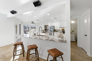 Private kitchen - Heated Pool, Hot Tub & Huge Backyard. Spacious Family Getaway 20 Minutes from DT (San Antonio)