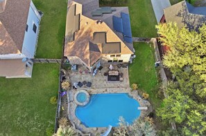 Exterior - Heated Pool, Hot Tub & Huge Backyard. Spacious Family Getaway 20 Minutes from DT (San Antonio)