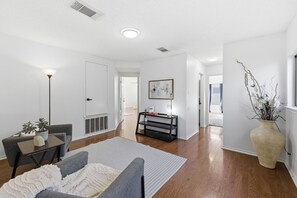 Interior - Heated Pool, Hot Tub & Huge Backyard. Spacious Family Getaway 20 Minutes from DT (San Antonio)