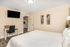 Room - Pineapple Poolside Suite with Full Kitchen in Sunny Fort Myers Beach (Fort Myers Beach)