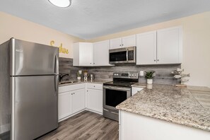 Private kitchen - Pineapple Poolside Suite with Full Kitchen in Sunny Fort Myers Beach (Fort Myers Beach)