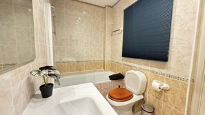 Chambre double, salle de bain privée | Salle de bain | Douche, séchoir à cheveux, serviettes fournies, savon
