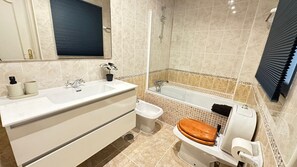 Tweepersoonskamer, privébadkamer | Badkamer