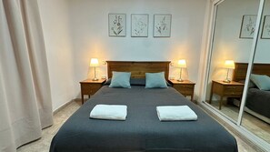 Habitación doble, baño privado | Tabla de planchar con plancha, wifi gratis, ropa de cama