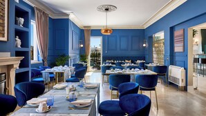 A restaurant with blue walls, marble tables, and velvet chairs. - Estoril Boutique Hotel - Adults only (Cascais)