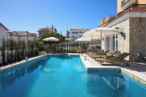 Outdoor pool - Estoril Boutique Hotel (Cascais)